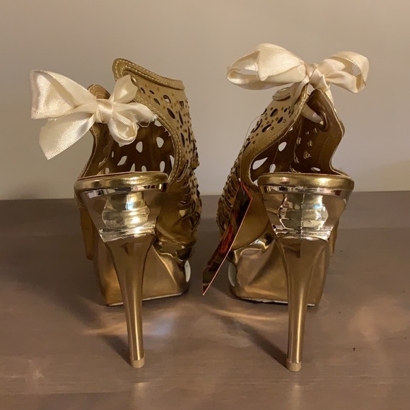 🆕 Apple Bottoms Gold Cut Out Booties - Women’s Size 8 - Picture 5 of 8